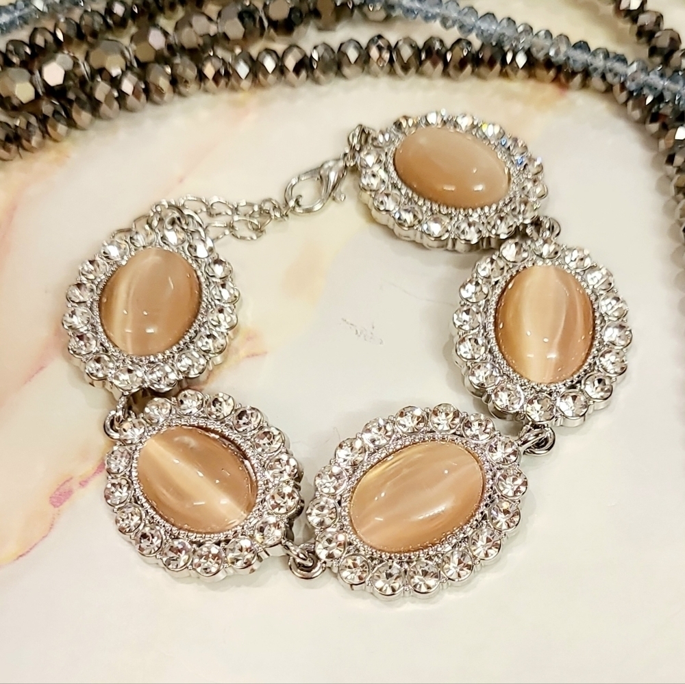 NWT IVORY NUDE CATSEYE CRYSTAL BRACELET